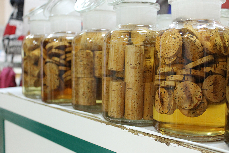 In den hauseigenen Laboren der Korkenproduzenten – hier bei MaSilva in Mozelos – werden sensorische Proben von Chargen genommen. Seit 2000 wurde in Portugal viel in die Qualitätskontrolle investiert.