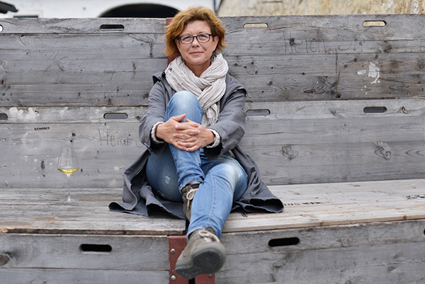 Weingut Schröck: Heidi Schröck freut sich über die Ernte 2015. Foto: Steve Haider