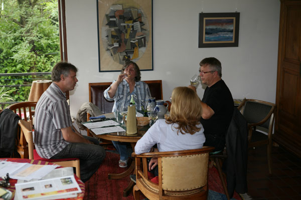 Zweites bonvinitas-Blindverkosterteam vom 26.08.2013. Von links im Uhrzeigersinn: Fritz-Thomas Walter, Weinbauingenieur und Weinfachhändler; Gisela Pieterek, Weinjournalistin (Mitglied der „Weinfe-der“); Hermann-Josef Berg, Weinjournalist (Mitglied der „Weinfeder“).