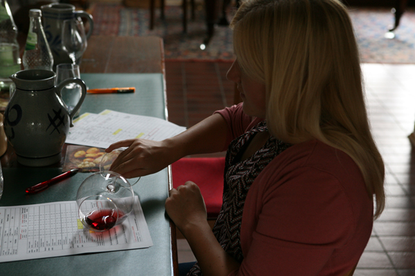 Eine bonvinitas-Prüferin prüft die Farbe des Rotweins - übrigens mit einem Riedel-Glas der Rebsortenserie VERITAS. Foto: bonvinitas