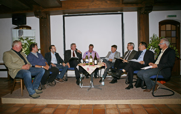 Sauvignon Blanc Forum am 13.9.2013 im Winzerkeller Auggener Schäf. Von links: Jürgen Gugelmeier und Andreas Philipp, Vorstandsvorsitzender bzw. Kellermeister Winzerkeller Auggener Schäf; Daniel Perez, Gastronom; Peter Wohlfahrt, Geschäftsführer Badischer Weinbauverband; Gundram Dreher, Rebenzüchter; Moderator Hermann Pilz, Chefredakteur „Weinwirtschaft“; Michael Brand, Geschäftsführer Weinland Baden GmbH; Herbert Krebs, Staatliches Weinbauinstitut, Freiburg; Thomas Basler, Geschäftsführer Winzerkeller Auggener Schäf. Foto: ds-press
