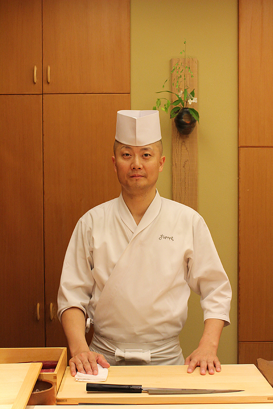 Akifumi Sakagami: Der Head of Sushi Chef bringt die herzhafte Geschmacksrichtung Umami bei Fisch-Kreationen zur Perfektion.