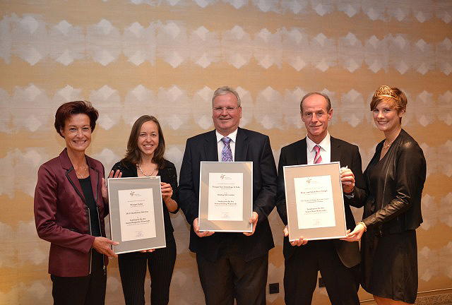 DWI-Geschäftsführerin Monika Reule (l.) und Weinkönigin Josefine Schlumberger (r.) überreichen die Urkunden an Petra Escher (Weingut Escher), Stefan Erbeldinger (Weingut Kurt Erbeldinger), Horst Stengel (Wein- und Sektkellerei Stengel).