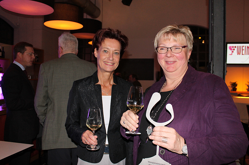 Zur Weinpersönlichkeit des Jahres wurde Prof. Dr. Monika Christmann (r.), Präsidentin des OIV und Leiterin des Instituts für Oenoogie an der Hochschule Geisenheim geehrt. Links die Laudatorin Monika Reule vom Deutschen Weininstitut.