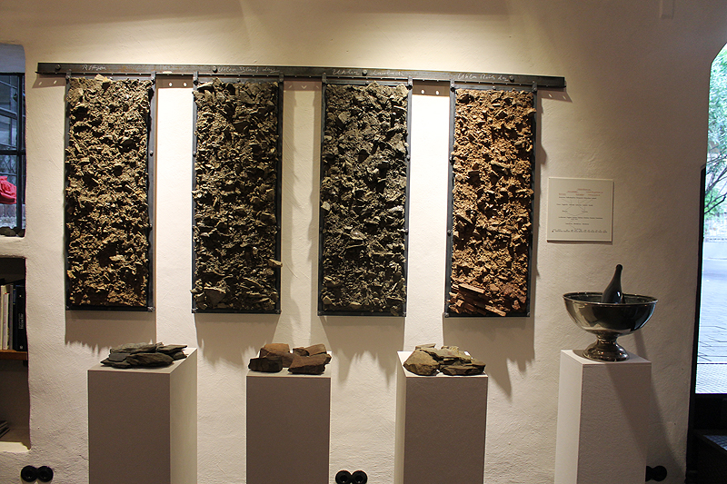 Die Bodenvielfalt der Terrassenmosel im Verkostungsraum des Weinguts Heymann-Löwenstein.