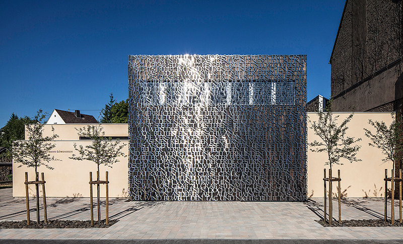 Die Fassade des Neubaus ziert eine Kalligraphie aus Edelstahl der -Ode an den Wein- von Pablo Neruda.