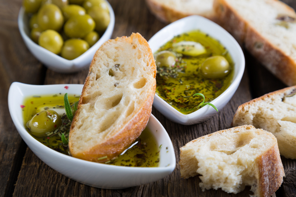 Ein gutes Olivenöl schmeckt gleichzeitig fruchtig, bitter und scharf, und es sollte immer ein wenig im Hals kratzen. Foto: Ruslan Mitin - stock.adobe.com