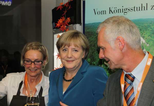Winzerkeller Auggener Schäf: Geschäftsführer Thomas Basler mit der Kanzlerin bei einer Wahlparty 2013. Foto: PR