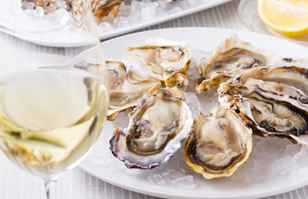 Austern mit Chablis. Foto: naturalbox - adobestock