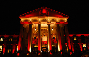 Das Kurhaus in Wiesbaden im nächtlichen Glanz