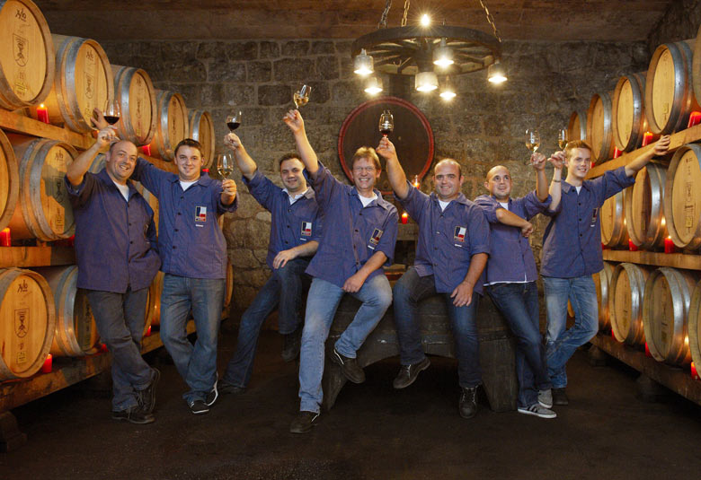 Durbacher Winzergenossenschaft, Kellermeister Rüdiger Nilles (Mitte) mit Kellerteam. Foto: PR Durbacher Winzergenossenschaft