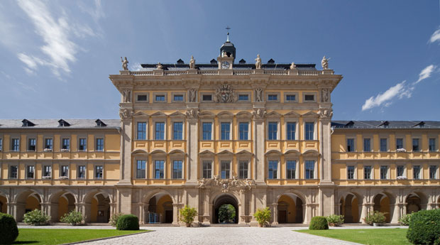 Das Haupthaus der Stiftung Juliusspital unter dem sich der große Weinkeller befindet.