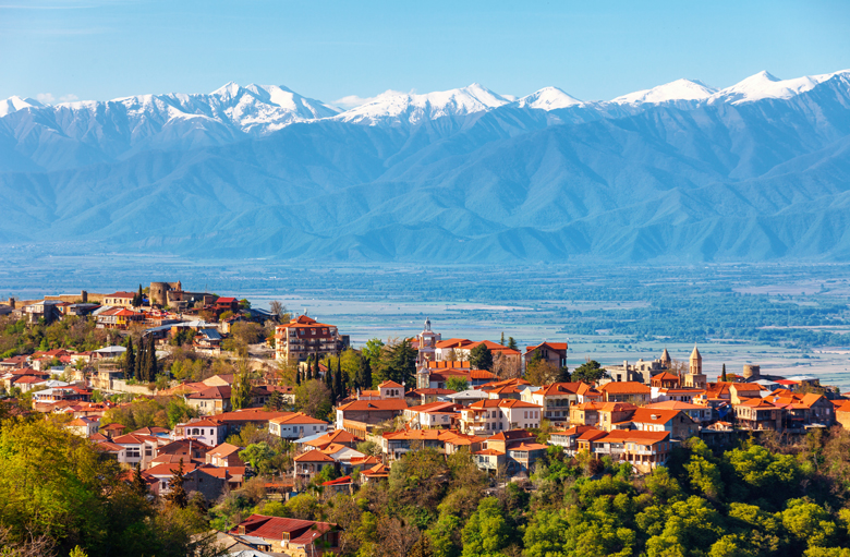 Die Provinzstsadt Signagi in Kachetien mit Blick über das Alazanital auf den Kaukasus. Foto: Alena Birukova, Adobestock