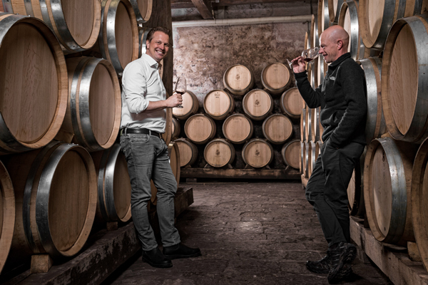 Johannes Freiherr von Gleichenstein (links) mit Kellermeister Odin Bauer. Foto: Fabian Essl