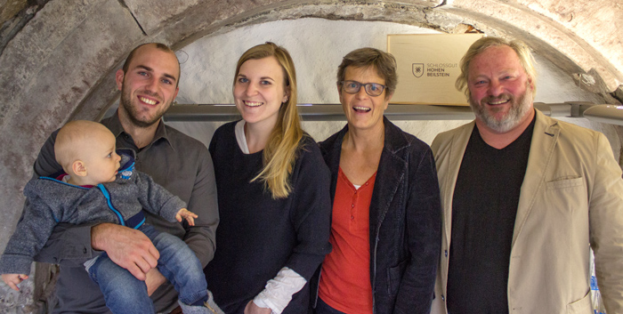 VDP Bio-Weingut Schlossgut Hohenbeilstein, die Familie - von links: Enkelin Mila, Sohn Joscha, Schwiegertochter Silke, Ehefrau Antje und Hartmann Dippon. Foto: Jonas Wanner