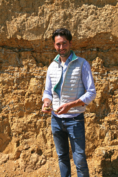 Weingut Ioppa: Andrea Ioppa erklärt an einem Steilhang die Bodenformationen im Ghemme