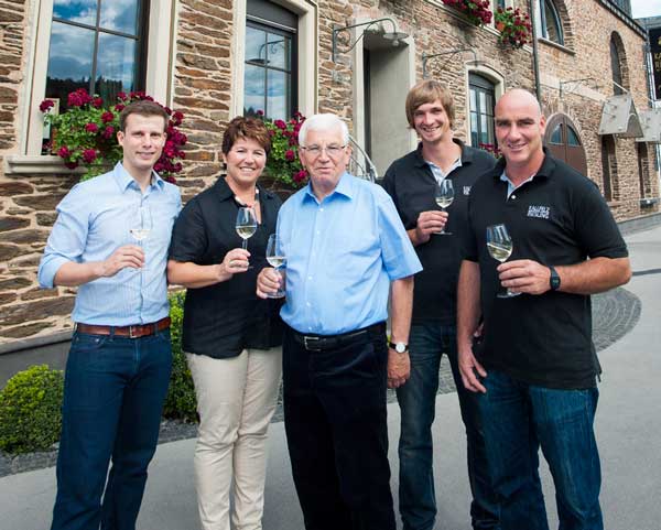 Weingut Albert Kallfelz (von links): Florian Scheidt (Betriebsleiter), Andrea Kallfelz, Albert Kallfelz, Dennis Lehmen (Kellermeister), Michael Wirtz (Ausßenbetriebsleiter).