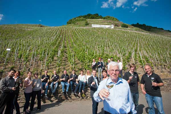 Albert Kallfelz (im Vordergrund) gleichnamiges Weingut/Mosel: Jahrgang gut bis sehr gut. Foto: Schnorbach