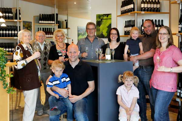 Die Familie des Drei-Generationen-Weinguts Knöll&Vogel. Schon wächst die nächste Generation heran. Die für den Keller verantwortliche Sandra Vogel in der Mitte.  Foto: Melanie Hubach