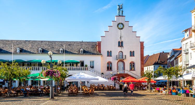 Landau Rathausplatz - Blick das Alte Kaufhaus, wo viele Veranstaltungen stattfinden
