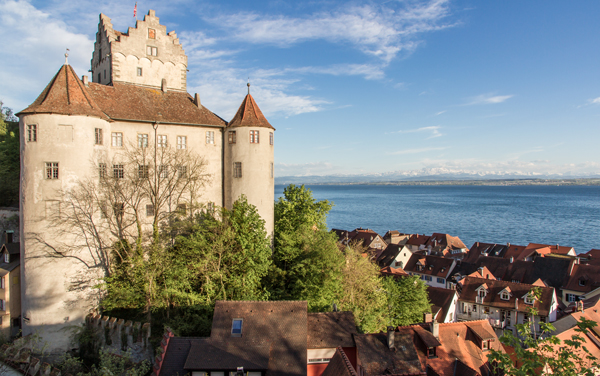 Meersburg mit Blick über den Bodensee bis zu den Alpen
