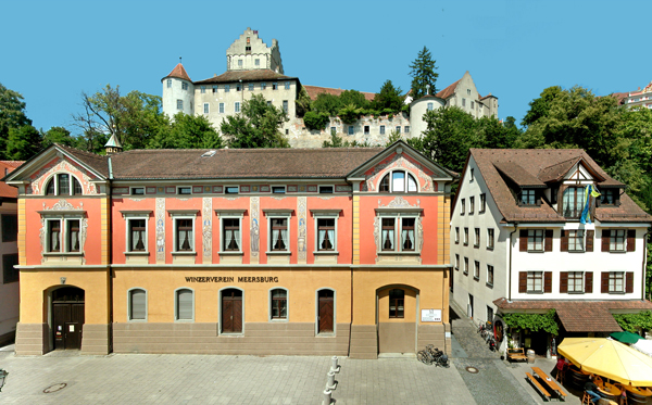 Winzerverein Meersburg - das Kellereigebäude in der Unterstadt mit dem Weinverauf rechts daneben