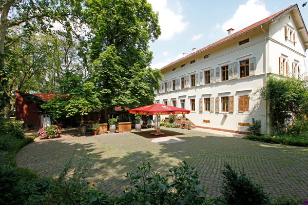 Die Weingüter Menger-Krug: Hier die „Villa im Paradies“ mit Hof zum Feiern in der namengebenden Lage Deidesheimer Paradiesgarten