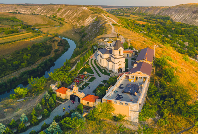 Das hoch über dem Fluss Raut gelegene Kloster Orheiul Vechi – nicht weit von Cricova.  Foto: pelinoleg - stock.adobe.com