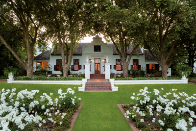 Das reetgedeckte Nederburg Manor House gehört zu den Attraktionen in der südwestlich gelegenen Region Paarl. Es wurde im Jahr 1880 von Philippus Wolvaart, dem Gründer von Nederburg, dem inzwischen meistprämierten Weingut Südafrikas, fertiggestellt.