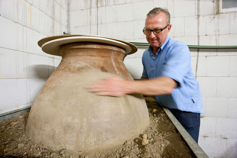 Peter Jakob Kühn mit einer seiner Amphoren.