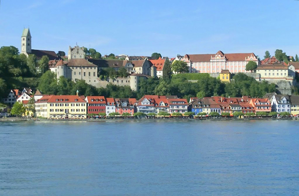 Meersburg am Bodensee - man sieht sehr gut die Häuserzeile der Unterstadt. Foto: R K B by Mario Gumpp-Pixelio