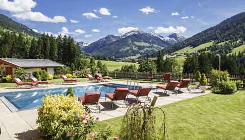  Panorama-Wellnessgarten mit Pool im Alpbacherhof. Foto: tinefoto.com Martin Steinthaler
