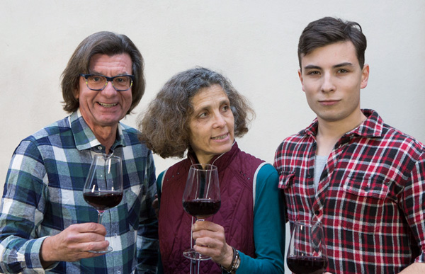 Weingut Gratz: Dr. Wolfram Gratz mit Partnerin Dorothee Schmitt und Sohn Raphael Schäfer. Foto: Richard Wolff
