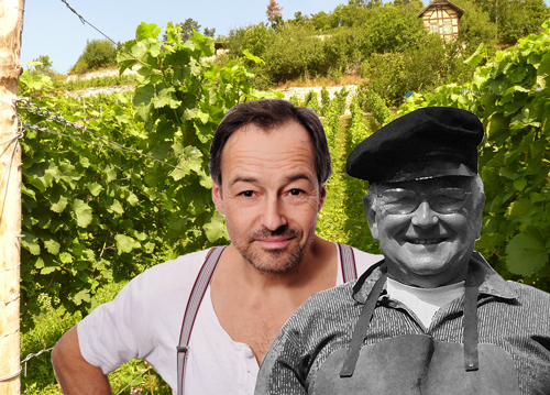 Holger Wiegandt hinter dem Bild seines Vaters in seinem Weinberg.