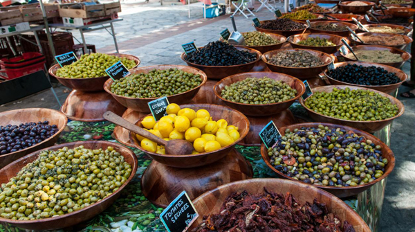 Großes und leckeres Olivenangebot auf einem der Märkte
