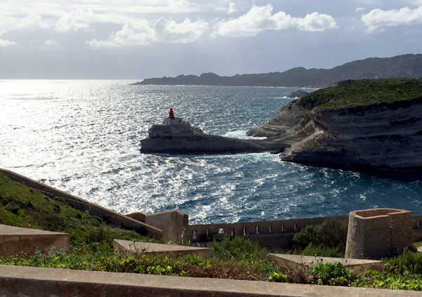 Bei Bonifacio nahe der Südspitze Korsikas unweit von Figari, wo die warmen Südwestwinde und der Scirocco wehen.