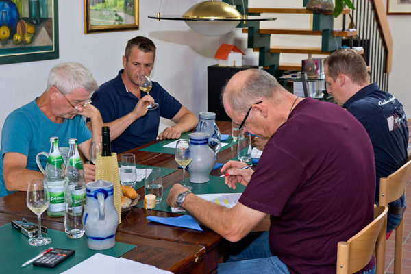 bonvinitas Weinbewertung blind vom 24.8.2015, erstes Team. Ganz links: Horst Kröber, Weinbautechniker und freier Weinjournalist; dann im Uhrzeigersinn: Markus Hafner, Weingut Hafner, Ubstadt-Weiher; Fabian Kopf, Sommelier und Geschäftsführer, Sonne, Lautenbach; Johannes Hoffmann, Winzermeister und Unternehmensberater. Foto: bonvinitas
