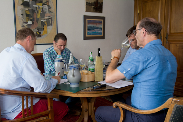 bonvinitas Weinbewertung blind vom 24.8.2015, zweites Team: Ganz links und dann im Uhrzeigersinn: Thorsten Ochocki, Weingut Wilhelmshof; Uwe Warnecke, sehr bekannter Sommelier; Michael Heintz, Geschäftsführer Haltinger Winzer; im Vordergrund protokolliert und probt ohne Bewertung und Kommentar mit: bonvinitas Chefredakteur und Herausgeber, Dr. Dieter Simon. Foto: bonvinitas