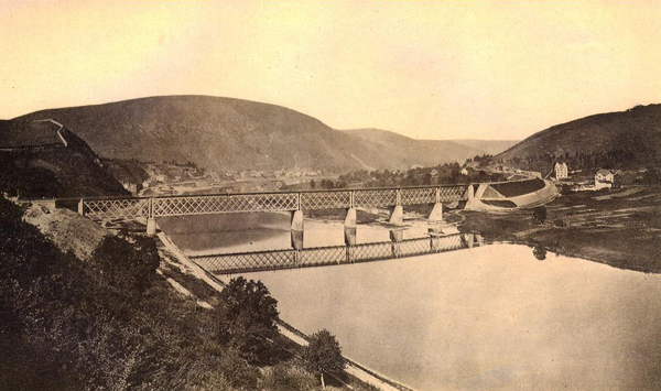 Historisches Foto von 1880 mit einer Ansicht des Orts Bullay (rechts im Bild) und der Doppelstockbrücke Alf-Bullay über die Mosel. Quelle: Gemeinde Bullay