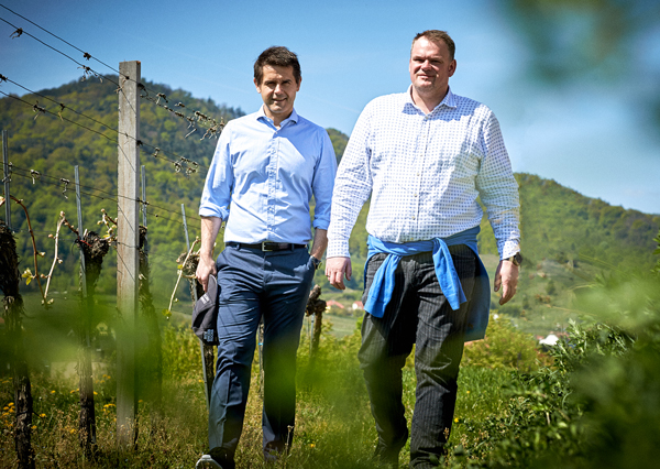 Domäne Wachau, einer der seltenen 'Master of Wine' und Geschäftsführer Roman Horvath mit Kellermeister Heinz Frischengruber (von links) 