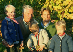 Domdechant-Werner'sches Weingut - drei Generationen Weinfamilie. Foto-Picasa 2.7