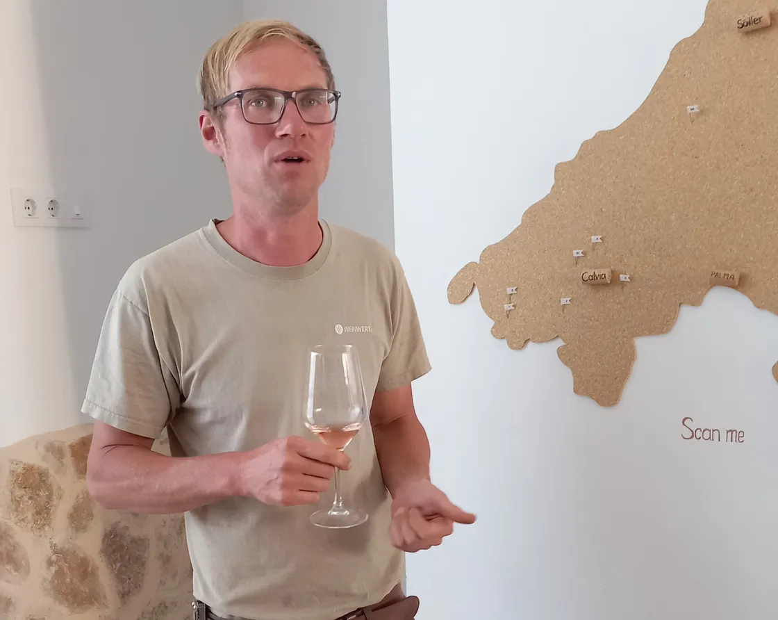 Château Vino de la Isla, Winemaker Henri Fink erklärt wo die vielen kleinen Weingüter liegen.