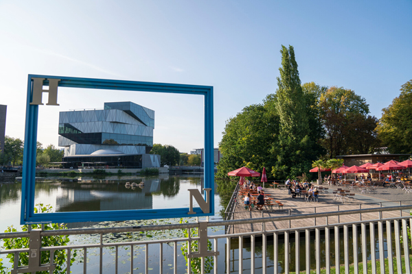 Die Heilbronner Experimenta, rechts der Weinpavillon am Neckar. Foto: Heilbronn Marketing GmbH/Jürgen Häffner