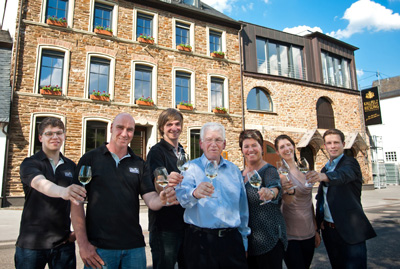 Albert Kallfelz (Mitte) mit Crew vor seinem Weingut, das direkt an der Mosel liegt.