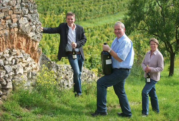 Weingut Kurt Erbeldinger, Bechtheim: Stefan Erbeldinger mit Sohn Christoph und Ehefrau Gudrun Erbeldinger-Höfferle. Foto: J. Sänger