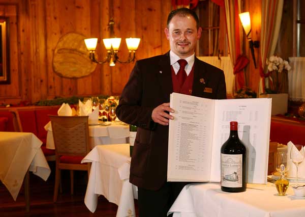 Christophe Chipaux, Sommelier im Sonnenhof in Lautenbach, mit seiner fast 1000 Positionen Weinkarte, darunter viele im Barrique gereifte.