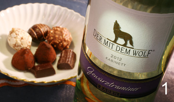Dunkle Schokolade mit einem mild-würzigen Gewürztraminer aus Wolfenweiler, eine Kombination, die ganz neue herb-süße Geschmackserlebnisse heraufzaubert, die interessanterweise vorher weder in der Schokolade noch im Wein so zu spüren waren.