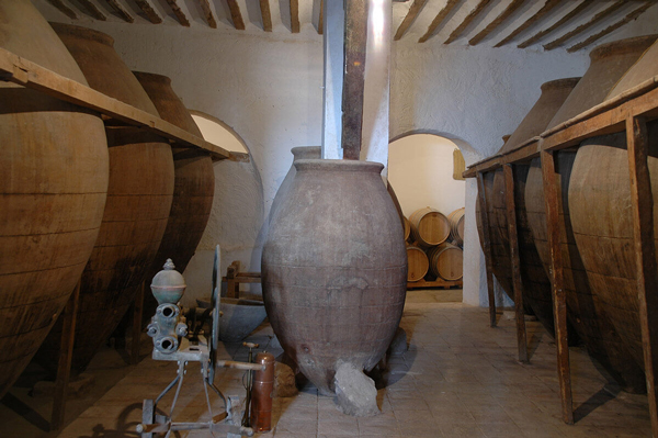Bodega Más Que Vinos, die Amphoren im Stammhaus, die noch genutzt werden