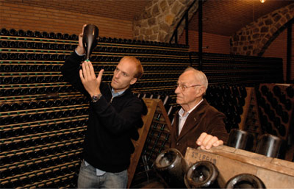 Simon Simcic mit seinem Großvater Zvonimir Simcic, Gründer der Sektproduktion Medot