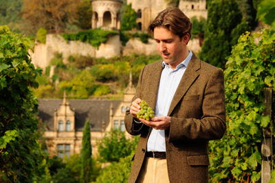 VDP Weingut Müller-Catoir, Philipp David Catoir, im Hintergrund unten das Weingut.